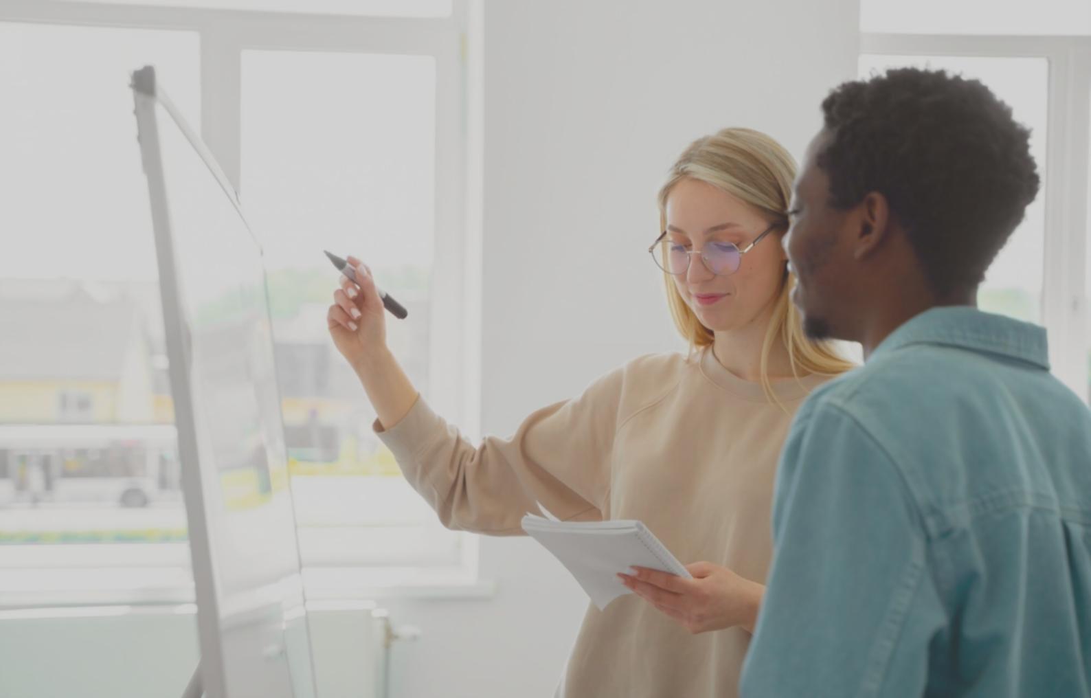 Profesionales analizando estrategias de alianzas financieras