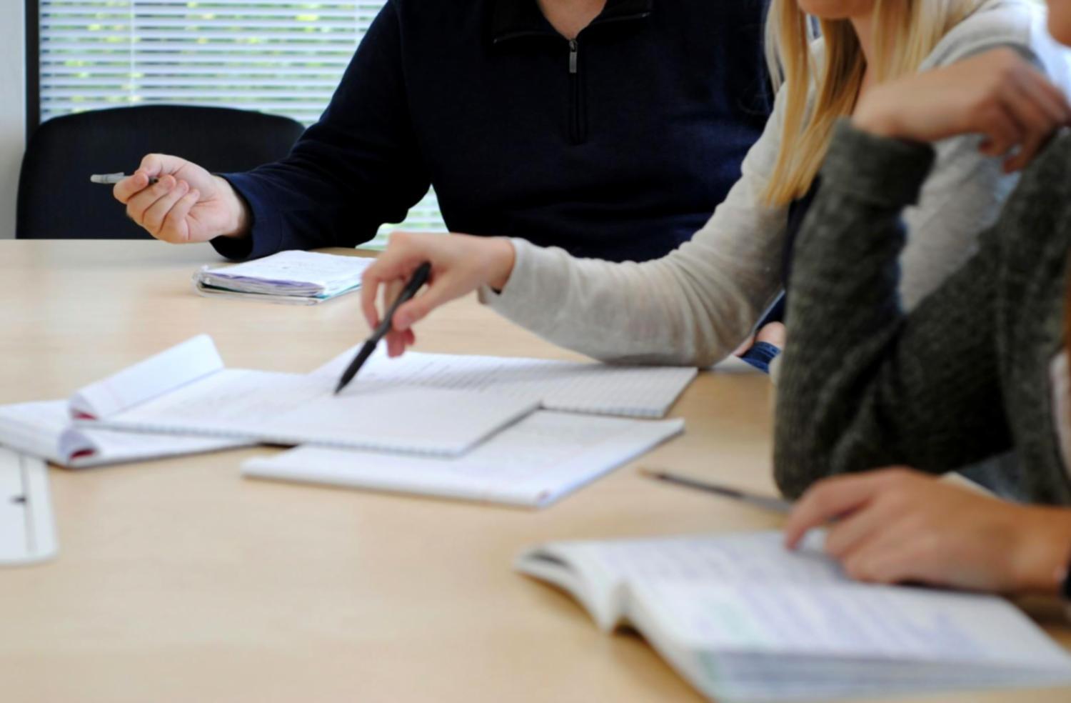 Equipo colaborativo trabajando en proyectos financieros
